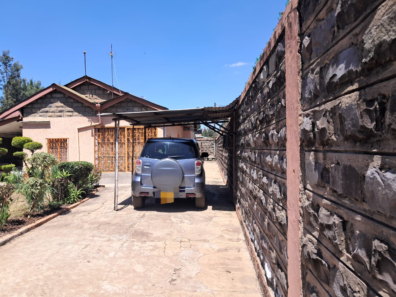 50*100 Corner Plot for Sale in Old Donholm, off Manyanja Road
