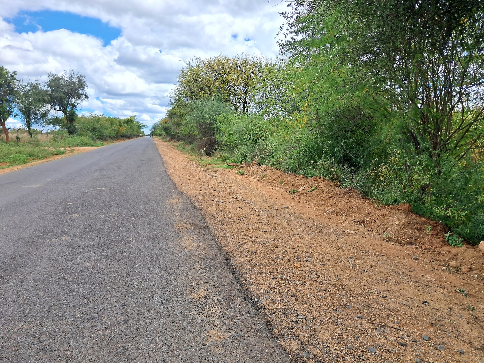 2.5 Acres commercials land touching tarmac road